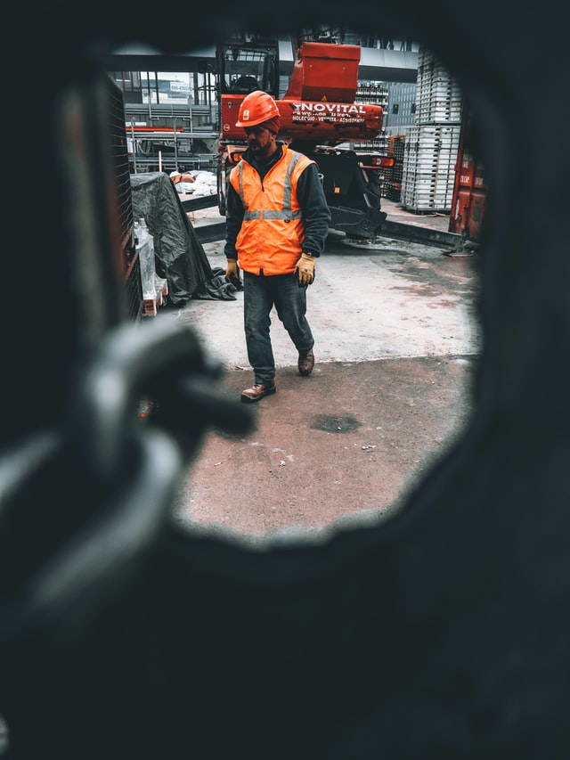 Zdjęcie przedstawiające pracownika na budowie.