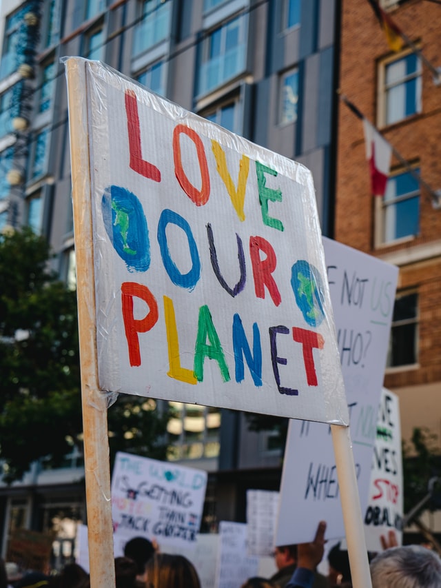 Zdjęcie transparentu z napisem "Love our planet"