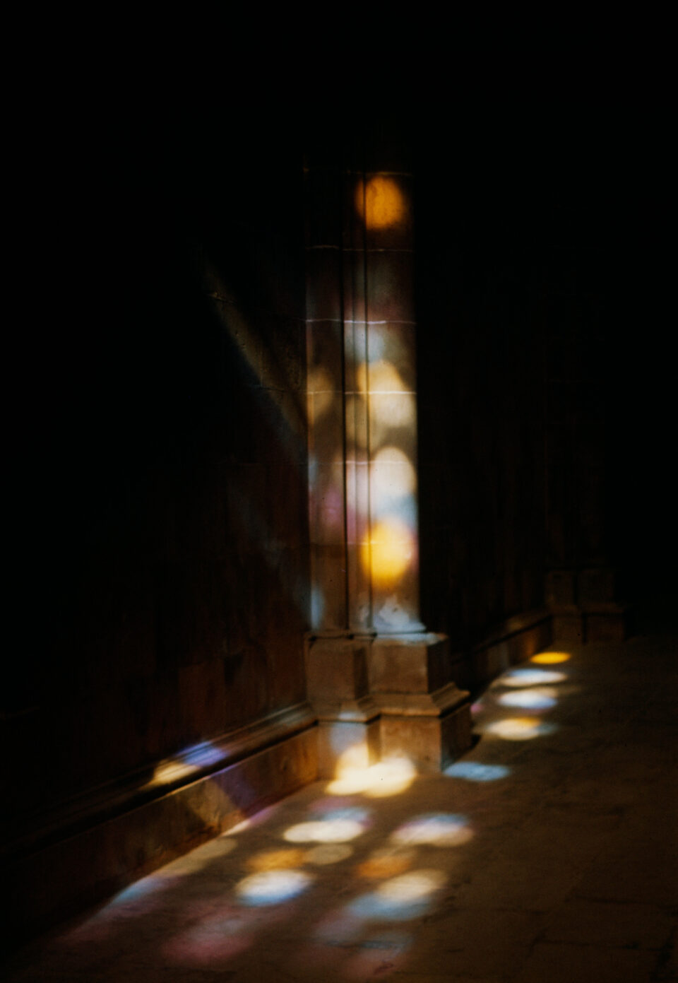 Zdjęcie kolumny z refleksami światła fot. Jadwiga Nowak-Jeziorańska