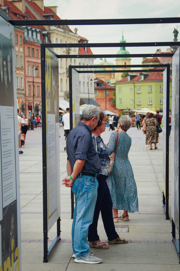 Zdjęcie wystawy "Wołyń" na starym mieście w Warszawie.