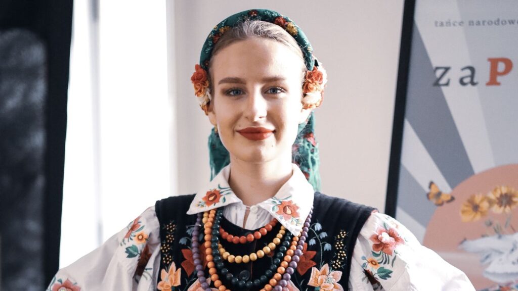 Dziewczyna w tradycyjnym polskim stroju ludowym