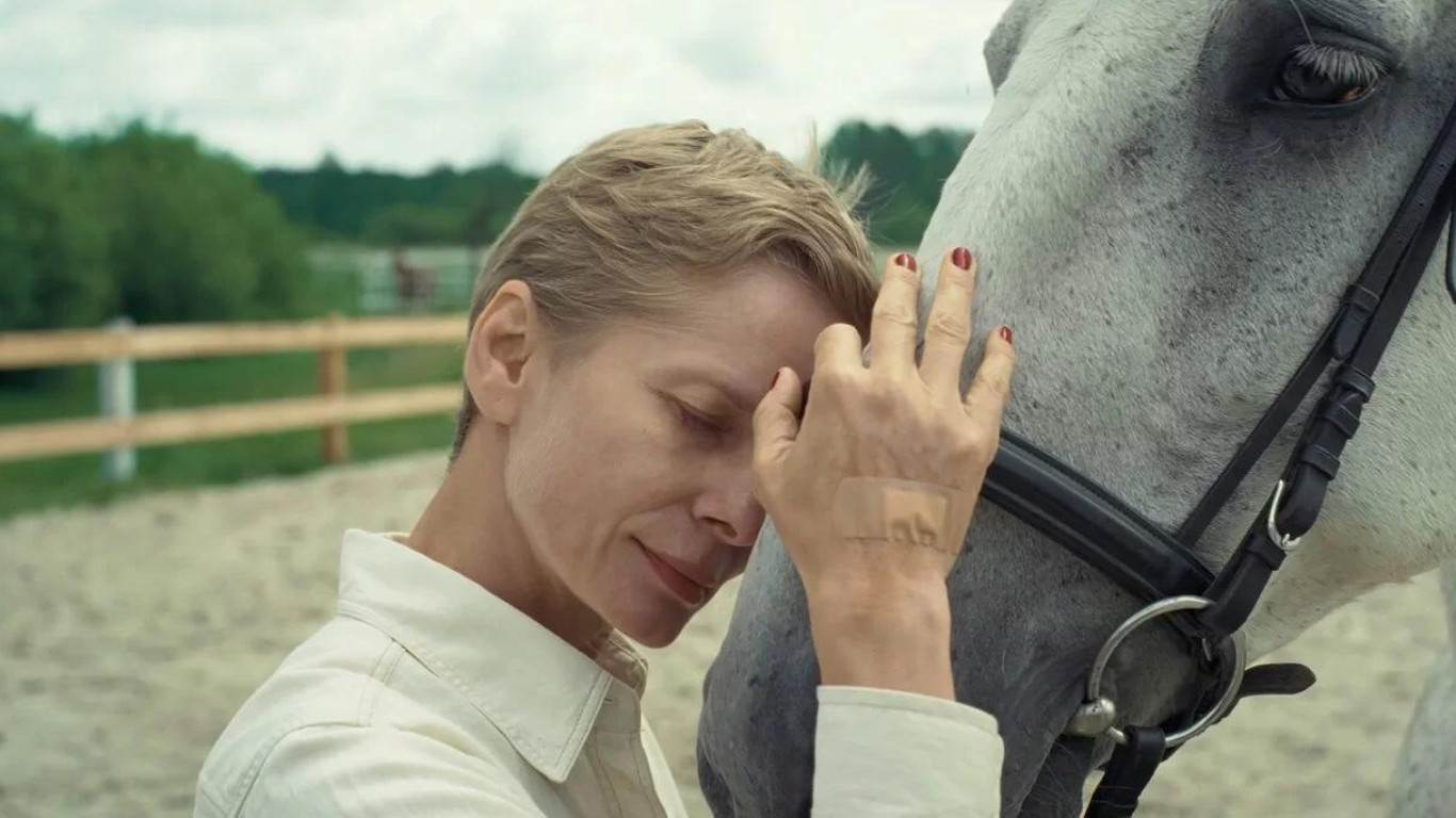 Zdjęcie kobiety, przytulonej do konia